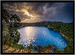 Australia, Jezioro Blue Lake, Drzewa, Chmury, Przebijające światło