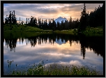 Jezioro, Tipsoo Lake, Park Narodowy Mount Rainier, Stratowulkan Mount Rainier, Drzewa, Wschód słońca, Chmury, Stan Waszyngton, Stany Zjednoczone