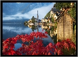 Austria, Hallstatt, Jezioro Hallstättersee, Domy, Kościół, Góry, Mgła, Czerwone, Liście