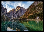 Góry, Dolomity, Jezioro Pragser Wildsee, Kapliczka, Drzewa, Las, Chmury, Odbicie, Włochy