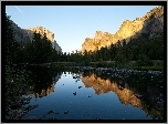 Stany Zjednoczone, Stan Kalifornia, Park Narodowy Yosemite, Jezioro, Góry, Drzewa, Odbicie