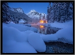 Kanada, Kolumbia Brytyjska, Park Narodowy Yoho, Góry, Jezioro, Emerald Lake, Zima, Zaspy, Drzewa, Dom, Oświetlony