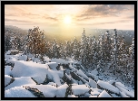 Zima, Śnieg, Kamienie, Drzewa, Świerki, Góry, Mgła, Słońce, Południowy Ural, Rosja