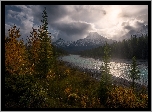 Kanada, Prowincja Alberta, Park Narodowy Jasper, Góry Skaliste, Rzeka, Miette River, Drzewa, Jesień, Ciemne, Chmury