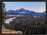 Góry Skaliste, Drzewa, Rzeka, Park Narodowy Jasper, Domy, Alberta, Kanada