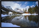 Kanada, Park Narodowy Yoho, Jezioro Emerald Lake, Zima, Góry, Dom, Las, Mostek, Chmury