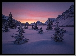 Kanada, Alberta, Park Narodowy Banff, Góra Crowfoot Mountain, Góry, Zima, Zamarznięte, Jezioro Bow Lake, Zachód słońca, Drzewa