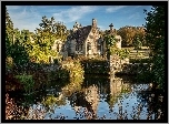 Anglia, Hrabstwo Kent, Wieś Lamberhurst, Dworek, Rezydencja, Scotney Castle, Drzewa, Staw