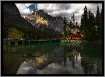 Park Narodowy Yoho, Restauracja, Cilantro on the Lake, Most, Jezioro, Emerald Lake, Góry, Drzewa, Chmury, Prowincja Kolumbia Brytyjska, Kanada