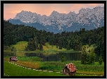 Góry Karwendel, Jezioro Geroldsee, Las, Drzewa, Drewniane, Domki, Miejscowość Krun, Bawaria, Niemcy