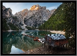 Włochy, Południowy Tyrol, Jezioro, Pragser Wildsee, Lago di Braies, Góry Dolomity, Pomost, Drewniany, Domek, Łódki, Drzewa