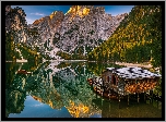 Włochy, Jezioro Pragser Wildsee, Lago di Braies, Góry Dolomity, Pomost, Drewniany, Domek, Łódki, Przystań