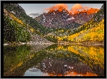 Góry Skaliste, Szczyty Maroon Bells, Jezioro Maroon Lake, Drzewa, Jesień, Odbicie, Stan Kolorado, Stany Zjednoczone