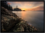 Drzewa, Skały, Wschód słońca, Latarnia morska Point Atkinson, Cieśnina Strait of Georgia, Vancouver, Kanada