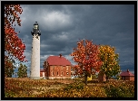 Latarnia morska, Au Sable Light Station, Grand Marais, Budynki, Chmury, Jesień, Drzewa, Trawa, Michigan, Stany Zjednoczone