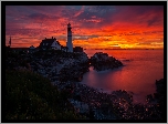 Latarnia morska Portland Head Light, Zatoka Casco, Cape Elizabeth, Wschód słońca, Morze, Skały, Stan Maine, Stany Zjednoczone