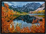 Stany Zjednoczone, Kalifornia, Sierra Nevada Mountains, Góry, Jezioro, Drzewa, Liście, Gałęzie, Chmury, Jesień