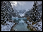 Park Narodowy Banff, Jezioro Lake Louise, Góry, Lasy, Chmury, Mgła, Zima, Kanada