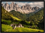 Góry, Dolomity, Wieś, Santa Maddalena, Dolina, Val di Funes, Drzewa, Lasy, Domy, Chmury, Włochy