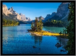 Kanada, Alberta, Park Narodowy Jasper, Jezioro Maligne, Wyspa Ducha, Góry, Drzewa