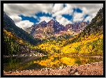 Jesień, Góry Skaliste, Szczyty Maroon Bells, Jezioro Maroon Lake, Drzewa, Stan Kolorado, Stany Zjednoczone