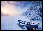 Zima, Jezioro, Ośnieżone, Drzewa, Łódka, Wschód słońca, Mgła