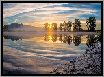 Rzeka Alouette River, Drzewa, Mgła, Wschód słońca, Chmury, Odbicie, 
Pitt Meadows, Kolumbia Brytyjska, Kanada