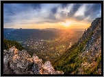 Góry, Dolina, Miasto, Domy, Rzeka, Las, Drzewa, Skały, Zachód słońca, Chmury