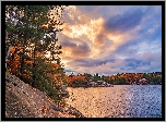 Kanada, Prowincja Ontario, Park miejski Killarney Provincial Park, Jezioro, Jesień, Drzewa, Chmury, Wschód słońca