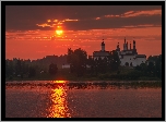 Rosja, Obwód wołogodzki, Ferapontovo, Jezioro Borodaevsky, Zachód słońca, Cerkiew, Monaster Terapontowski, Drzewa