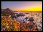 Stany Zjednoczone, Stan Kalifornia, Park stanowy Garrapata, Morze, Wybrzeże, Big Sur, Roślinność, Wschód słońca, Księżyc