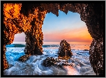 Morze, Fale, Jaskinia, Plaża El Matador Beach, Skały, Zachód słońca, Malibu, Hrabstwo Los Angeles, Kalifornia, Stany Zjednoczone