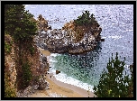 Morze, Skały, Plaża, Drzewa, Sosny, Zatoka McWay Cove, Park stanowy Julii Pfeiffer Burns, Kalifornia, Stany Zjednoczone