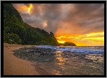 Stany Zjednoczone, Hawaje, Wyspa Kauai, Ocean, Morze, Wybrzeże, Plaża Tunnels Beach, Góry, Palmy, Roślinność, Zachód słońca