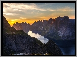 Norwegia, Lofoty, Fiord Kirkefjorden, Wyspa Moskenesøya, Góry, Jezioro, Wschód słońca