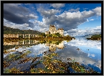 Szkocja, Zamek Eilean Donan Castle, Most, Wzgórza, Chmury, Odbicie Jezioro Loch Duich