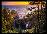 Skały, Most skalny, Drzewa, Morze, Wybrzeże Park stanowy, Samuel H. Boardman State Scenic Corridor, Punkt widokowy, Natural Bridges Viewpoint, Brookings, Oregon, Stany Zjednoczone