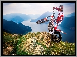 Mężczyzna, Motocykl Beta EVO 300 2-Stroke, Rzeka, Góry, Motocross