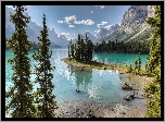 Kanada, Park Narodowy Jasper, Góry, Jezioro Maligne, Wyspa Ducha, Drzewa, Chmury