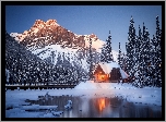 Kanada, Kolumbia Brytyjska, Park Narodowy Yoho, Jezioro Emerald Lake, Dom, Most, Góry, Drzewa, Zima