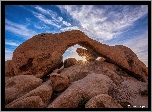 Skały, Formacja Arch Rock, Niebo, Promienie słońca, Park Narodowy Joshua Tree, Kalifornia, Stany Zjednoczone