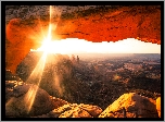 Stany Zjednoczone, Stan Utah, Park Narodowy Canyonlands, Mesa Arch, Kanion, Promienie słońca