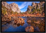 Park Narodowy Yosemite, Góry Sierra Nevada, Rzeka, Merced River, Kępy, Trawy, Kamienie, Drzewa, Chmury, Jesień, Kalifornia, Stany Zjednoczone