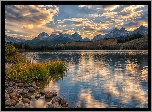 Jezioro, Little Redfish Lake, Kamienie, Szuwary, Drzewa, Góry, Niebo, Obłoki, Odbicie, Idaho, Stany Zjednoczone