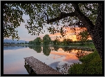 Niemcy, Saksonia-Anhalt, Powiat Harz, Wernigerode, Jezioro Reddeberteich, Zachód Słońca, Pomost, Drzewa, Odbicie