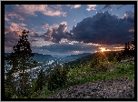 Drammen, Norwegia, Góry, Drzewa, Chmury, Zachód Słońca