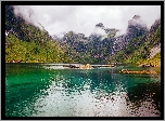 Norwegia, Lofoty, Okręg Nordland, Wyspa Moskenesøya, Wieś Sørvågenna, Jezioro, Góry, Wioska, Mgła