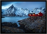 Norwegia, Lofoty, Wyspa Moskenesøya, Wioska Hamnøy, Domy, Góry, Skały