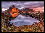 Norwegia, Lofoty, Wyspa Moskenesoya, Wioska Reine, Morze Norweskie Góry, Domy, Wschód słońca, Chmury