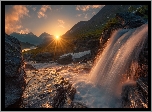 Norwegia, Okręg More og Romsdal, Dolina Romsdalen, Promienie słońca, Góry, Wodospad, Rzeka, Kamienie